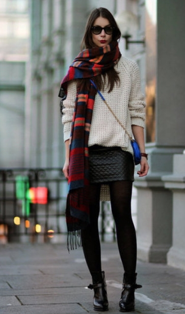 leather skirt με oversized πουλόβερ και οπάκ καλσον